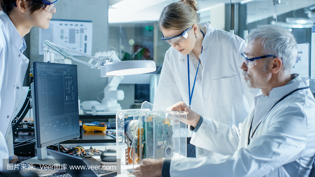 科學家團隊選擇印刷電路板與工作。在背景技術先進的科研中心。